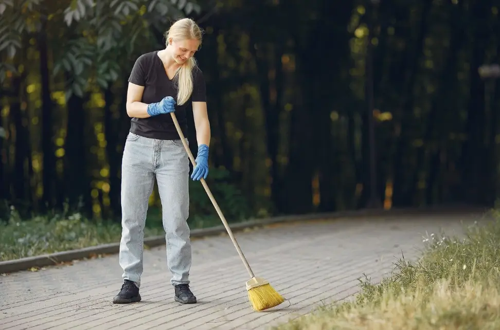 Top Mistakes People Make When Cleaning Their Driveways in Texas Heat